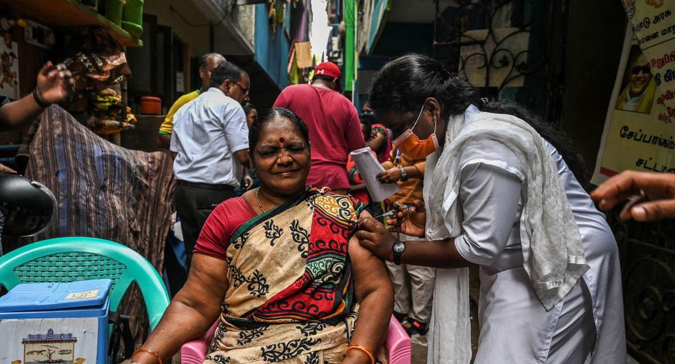 Una trabajadora de la salud vacuna a una mujer contra el coronavirus con la dosis de Covishield en Chennai, India, el 19 de octubre de 2021. (Arun SANKAR / AFP).