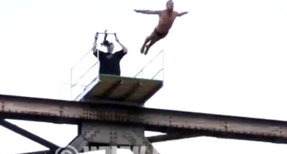 Clavadista de Eslovenia muere tras saltar desde 20 metros. (Foto: captura)