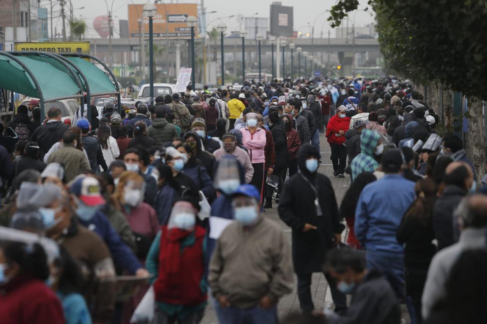 Largas colas, desorden y gran aglomeración de personas que no respetaban el distanciamiento se vivieron las primeras horas de hoy en los centros de vacunación contra la COVID-19 en Plaza Norte, en Independencia, y en la explanada de la Municipalidad de Los Olivos. (Fotos: Violeta Ayasta/ @photo.gec)