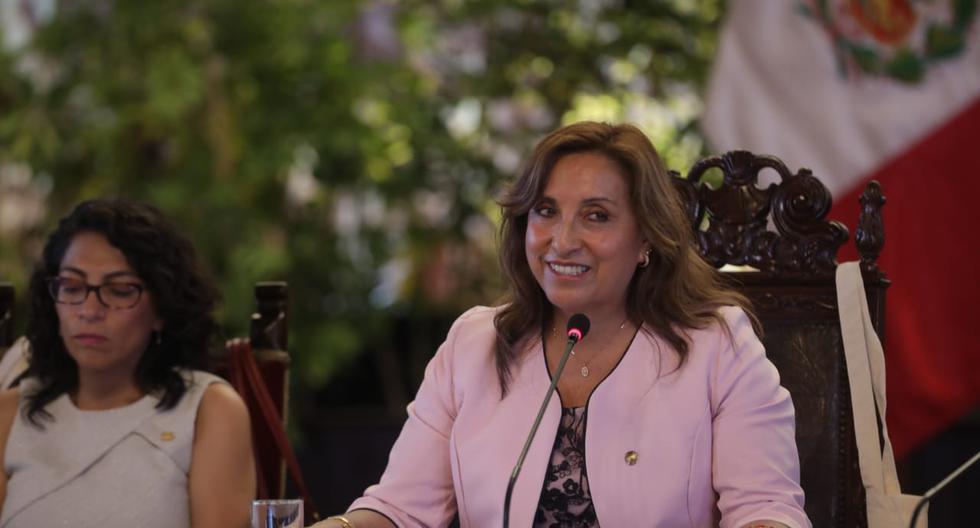 Dina Boluarte ha desplegado una serie de recursos para quedarse hasta el 2026. Aquí en una reunión con lideresas mujeres (a su lado la ministra Leslie Urteaga). Foto: Britanie Arroyo/GEC
