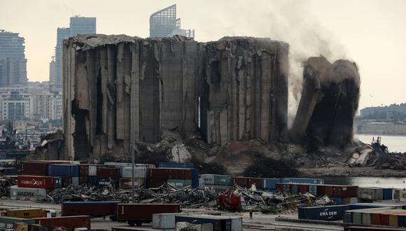 Parte de los silos de grano en el puerto de Beirut se derrumbó debido a un incendio en curso desde principios del mes pasado, el día en que el Líbano golpeado por la crisis cumple dos años desde que una explosión gigante arrasó la capital. (Foto: IBRAHIM AMRO / AFP)