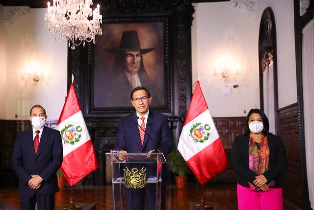 El presidente Vizcarra estuvo acompañado, en su pronunciamiento, por el primer ministro, Walter Martos, y la titular de Justicia y DD.HH., Ana Neyra. (Foto: Presidencia)