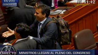 Ministro Ghezzi llegó al Congreso cargando una enorme mochila