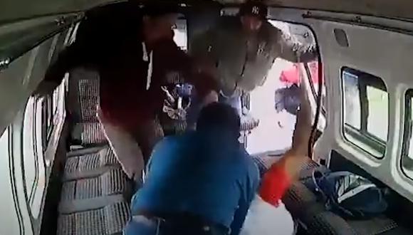 Cuando se abrió la puerta del automotor, los dos hombres les gritaron groserías a los pasajeros. (Foto: Captura de video).