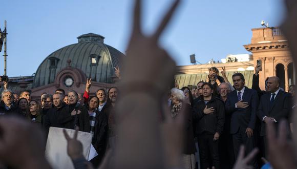 Imagen referencial. Un grupo de personas se reúnen en plaza de Mayo para apoyar a la vicepresidenta, Cristina Kirchner. AP