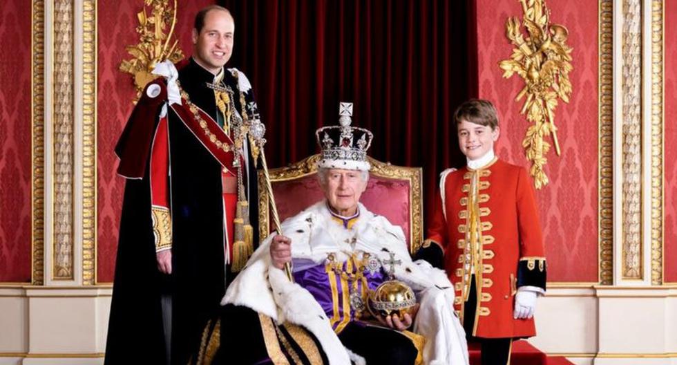 El rey Carlos III junto a su hijo y su nieto en el Palacio de Buckingham. (HUGO BURNAND).