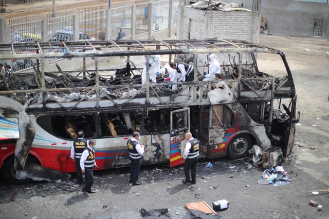 Peritos de investigación de Delitos contra el Estado de la Policía Nacional inspeccionan el bus siniestrado de la empresa Inversiones Sajy S.R.L (Fotos: Giancarlo Ávila)