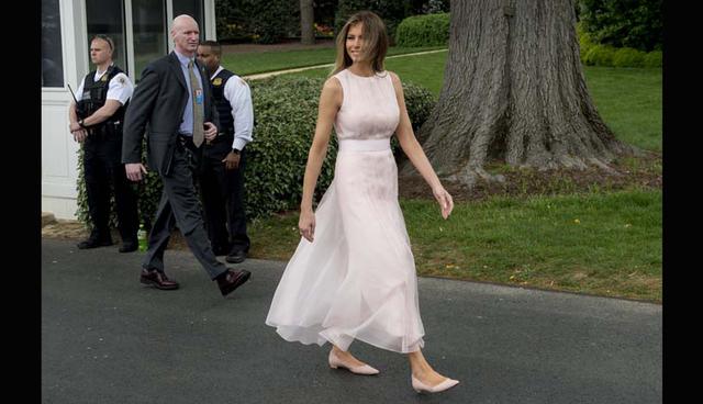 Algunas veces, Melania Trump apuesta el estilo naif. Aquí la vemos con un vestido rosa pastel, que combinó con unos zapatos de la misma tonalidad. (Foto: AFP)