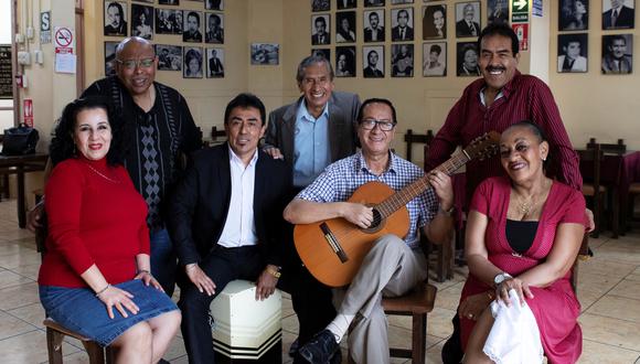 En marco del Día de la canción criolla, que se celebra este domingo 31 de octubre, El Comercio reunió a voces que se han dedicado a preservar este género musical. Parados de izquierda a derecha: Carlos Mosquera, Lalo Llanos, Gerardo Barahona. Sentados: Marlene Guillén, Wayo Alvarez, Elio Mendoza y Elsa López. Foto: Francisco Rodríguez para El Comercio.