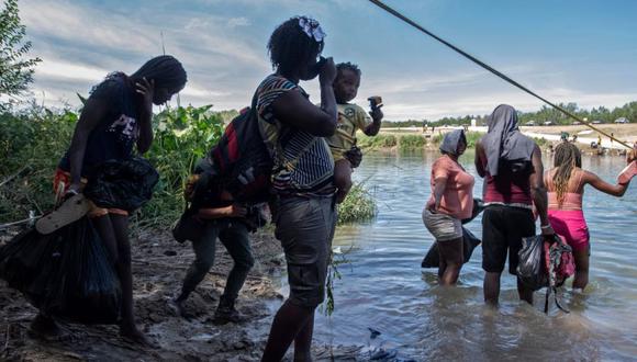 Los migrantes haitianos cruzan el río Grande para conseguir comida y agua en México, visto desde Ciudad Acuña, estado de Coahuila, México. (Foto: PEDRO PARDO / AFP).