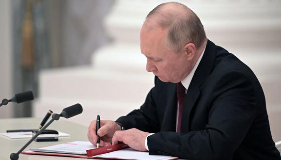 El presidente de Rusia, Vladimir Putin, firma un decreto que reconoce como independientes a dos regiones separatistas respaldadas del este de Ucrania. (ALEXEY NIKOLSKY / SPUTNIK / AFP).