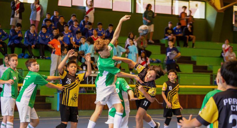 Jota Vargas Rodríguez, con la 26, forma parte del equipo Partille Club que jugará el 50th Interamnia Handball Youth World Cup 2023. FOTO: Difusión.