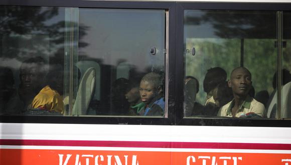 Niños secuestrados por Boko Haram de la escuela secundaria de ciencias del gobierno, en Kankara, en el estado noroccidental de Katsina, Nigeria, son trasladados en bus, el 18 de diciembre de 2020. (Foto de Kola SULAIMON / AFP)