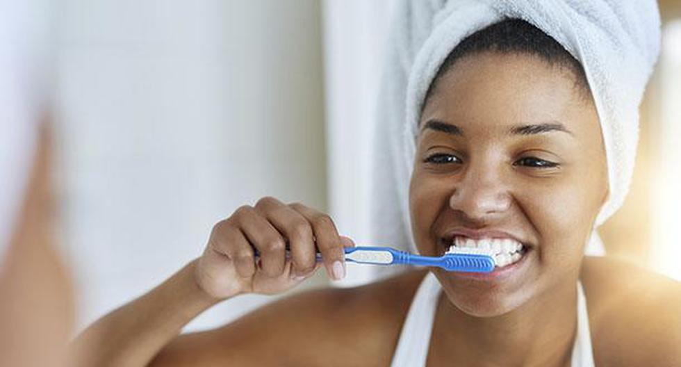 Descubre esos hábitos que pueden estar dañando tus dientes. (Foto: IStock)