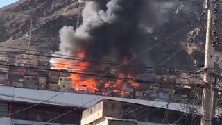 Al menos 20 viviendas afectadas de un campamento por incendio en Chile | VIDEOS 