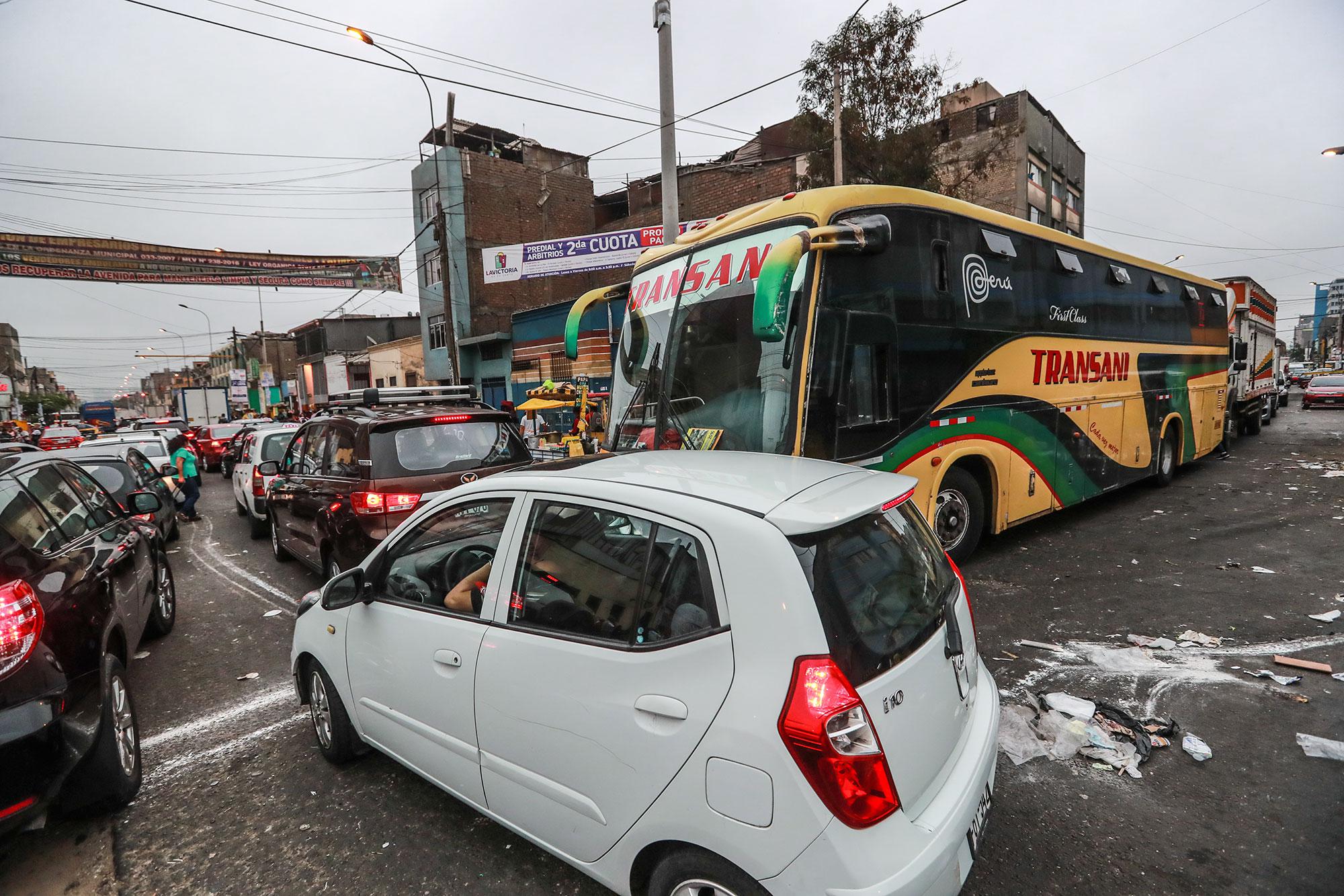 En capitales de América Latina, suelen haber solo dos grandes terminales en las afueras de la ciudad, donde los buses no generan impacto vehicular. Aquí, en La Victoria, hay 58 terminales.