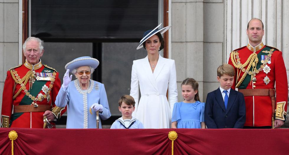 La reina Isabel II de Gran Bretaña, junto al príncipe Carlos, el príncipe Luis de Cambridge, Catalina de Gran Bretaña, la princesa Charlotte de Cambridge, el príncipe Jorge de Cambridge y el príncipe Guillermo. (DANIEL LEAL / AFP).