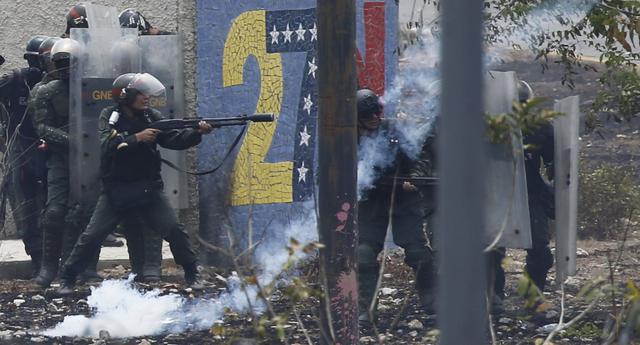 La Guardia Nacional arrojó gases lacrimógenos contra cientos de personas que intentaban bloquear una autopista en proximidades de la base aérea La Carlota, donde un grupo de militares se sublevó contra Nicolás Maduro. (AP).