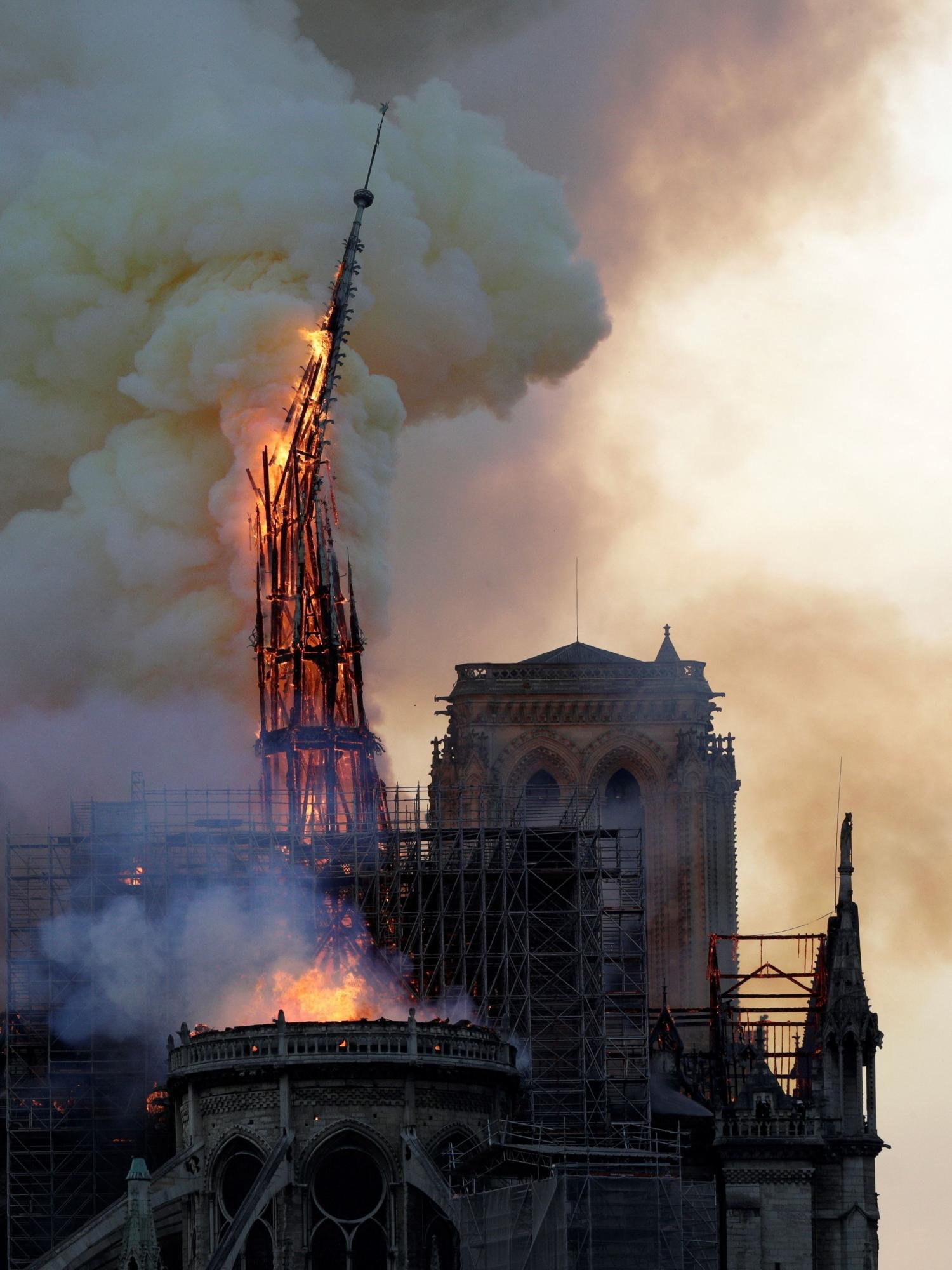 La destrucción de la aguja es la pérdida más visible de la catedral. (AFP).