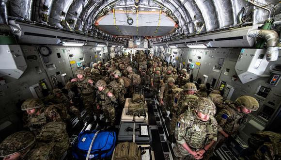 Una fotografía tomada y publicada por el Ministerio de Defensa británico el 15 de agosto de 2021 muestra a miembros del Ejército que desembarcan el el aeropuerto de en Kabul, Afganistán. (LEADING HAND BEN SHREAD / MOD / AFP).