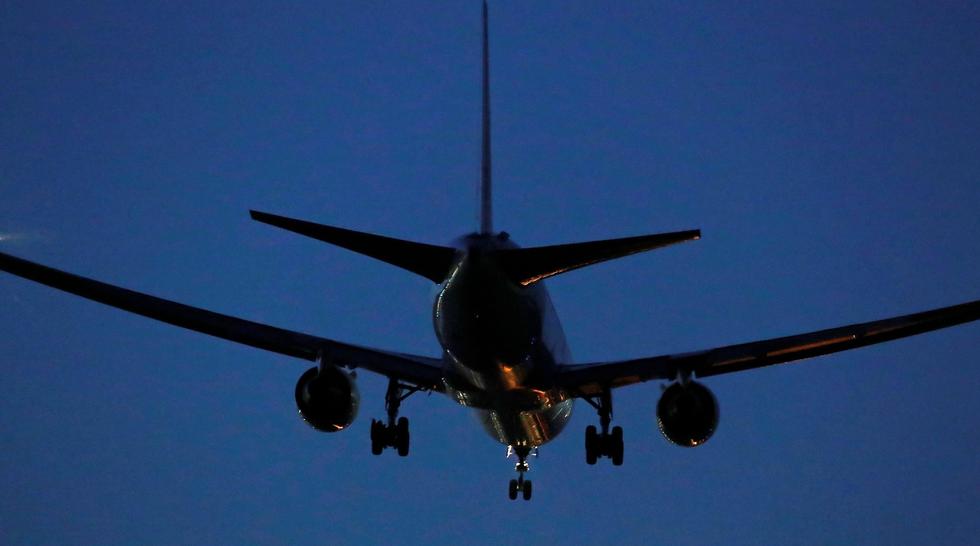El momento en el que el Boeing 767 de Air Canada se aproxima al aeropuerto de Madrid - Barajas para su aterrizaje de emergencia. (REUTERS/Juan Medina).