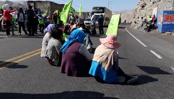 Luego de cuatro horas de bloqueo, los manifestantes contra el proyecto minero Tía María despejaron la vía Panamericana Sur. (Foto: Zenaida Condori)