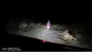 Dakar 2020: así corre Fernanda Kanno el rally, de noche y ayudando a motociclistas | VIDEO