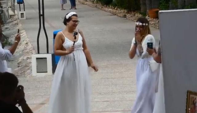 En Playa del Carmen, México, quedó registrado en un emotivo video viral el momento que una novia en sorprendida el día de su matrimonio. En Facebook, los usuarios dividieron opiniones respecto a la historia. (Foto: captura)