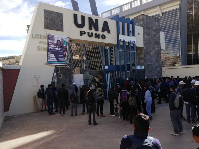 Puno: estudiantes de la UNA se enfrentan tras toma de casa de estudios