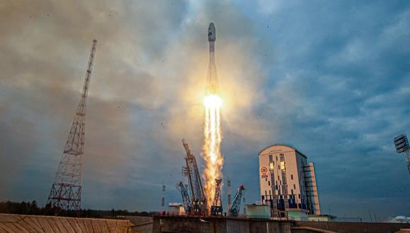 Un cohete Soyuz 2.1b con el módulo de aterrizaje Luna-25 despega de la plataforma de lanzamiento en el cosmódromo de Vostochny, al norte de Blagoveschensk, en Amur, el 11 de agosto de 2023. (Foto de Handout / Agencia Espacial Rusa Roscosmos / AFP)