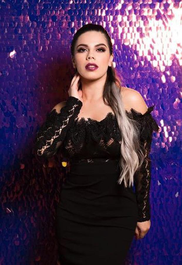 "¡7 millones de gracias! Este camino no ha sido fácil, pero ustedes han hecho que se convierta en la mejor decisión de mi vida! Gracias por estar para mi, así como yo estoy para ustedes! Gracias por apoyarme en mis desiciones siempre!!! Y Gracias a mis haters, porque me hacen sentirme joven, me siento de nuevo en la secundaria