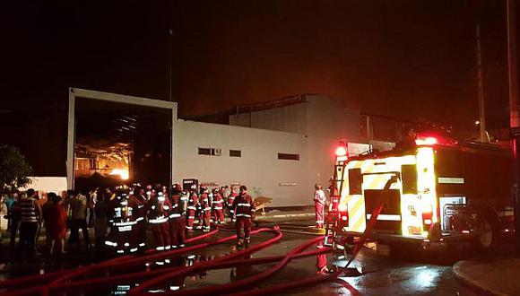Incendio destruyó almacén de ropa y zapatos en Chorrillos