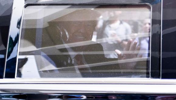 El expresidente estadounidense Donald Trump saluda cuando sale del juzgado de los Estados Unidos Wilkie D. Ferguson en su caravana después de comparecer ante un juez para declararse no culpable de cargos federales en Miami, Florida, EE. UU., el 13 de junio de 2023 (Foto: EFE/EPA/CHRISTINA MENDENHALL)