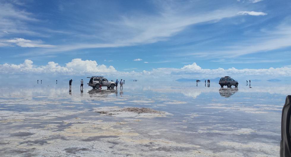 Durante los primeros meses del año, una fina capa de agua convierte a este desierto de sal en un impresionante espejo.