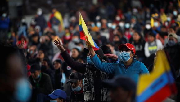 Un manifestante ondea una bandera ecuatoriana durante un festival cultural en medio de un punto muerto entre el gobierno del presidente Guillermo Lasso y manifestantes mayoritariamente indígenas que exigen el fin de las medidas de emergencia, en la Casa de la Cultura de Ecuador, en Quito, Ecuador.