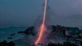 Fuegos artificiales "construyen" una escalera al cielo [VIDEO]