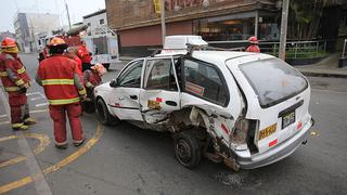 Surquillo: cuatro heridos dejó choque de auto con taxi