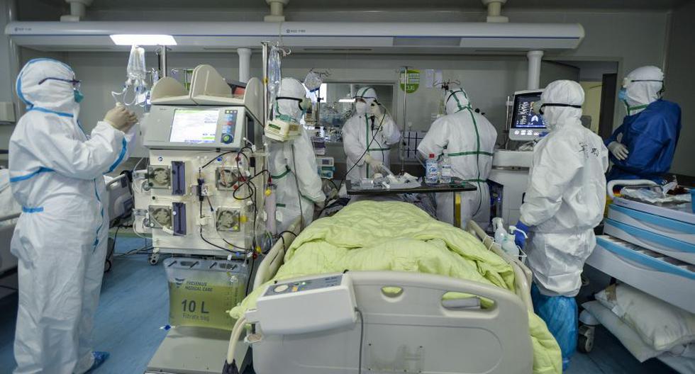 El personal médico trabaja en la unidad de cuidados intensivos (UCI) de un hospital designado para pacientes con COVID-19 en Wuhan, ciudad donde se originó la epidemia. (Foto: EFE).