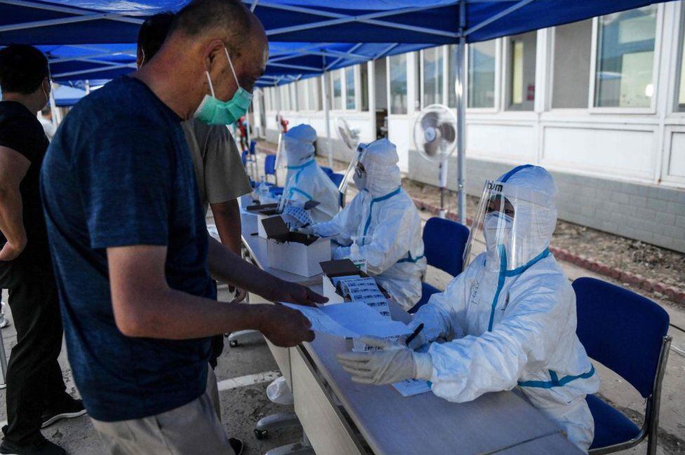 Beijing residents are being forced to undergo screening tests against the coronavirus every three days and are also checked when entering any building, measures that have caused discomfort among citizens.  (GETTY IMAGES)