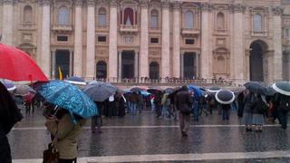 Miles de personas esperaron la elección del nuevo Papa en la plaza San Pedro