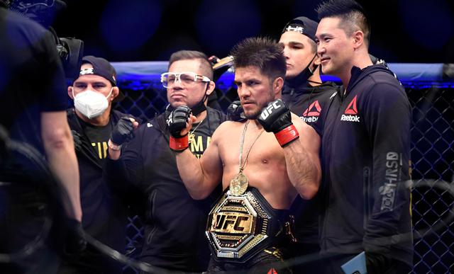 “Triple C’s out”: Henry Cejudo venció a Dominick Cruz y luego anunció su retiro de la UFC | Foto: AP/EFE/AFP/Reuters