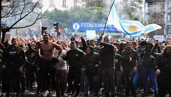Partidarios de la vicepresidenta argentina, Cristina Kirchner, chocan con la policía antidisturbios en Buenos Aires, el 27 de agosto de 2022. (Luis ROBAYO / AFP).