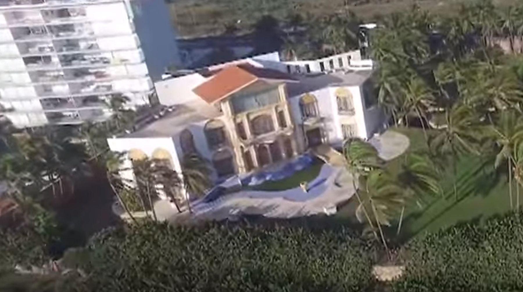 La mansión de Acapulco tal como se muestra en la serie de Netflix, Luis Miguel la usó para dar grandes fiestas con sus amigos (Foto: Netflix)