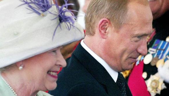 El presidente de Rusia, Vladimir Putin, y la reina Isabel II son vistos durante una ceremonia oficial de bienvenida en Londres, el 24 de junio de 2003. (FOTO AFP / IVAN SEKRETAREV).