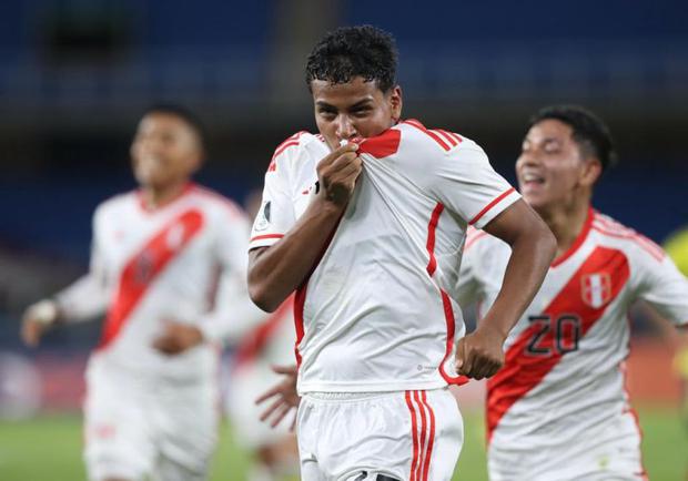 Diether Vásquez celebrates his goal with the Peru shirt