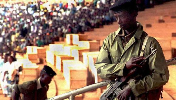 Un soldado frente a los ataúdes de algunas de las víctimas del genocidio de Ruanda. (Getty Images).