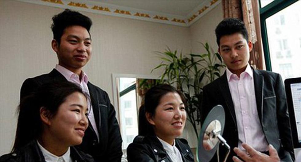 Dos gemelos chinos se casan con gemelas y los 4 se operan para no confundirse. (Foto: Twitter @sintacosfm)