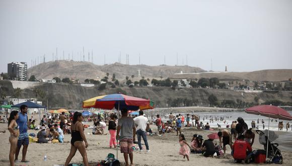 Los bañistas acudieron a las playas de Miraflores, Barranco y Chorrillos pese a las recomendaciones del Estado de permanecer en sus hogares. (Foto: Joel Alonso/GEC)