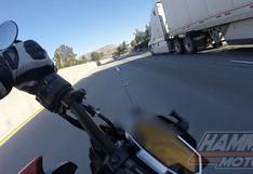 Motociclista salva de morir al pasar debajo de camión