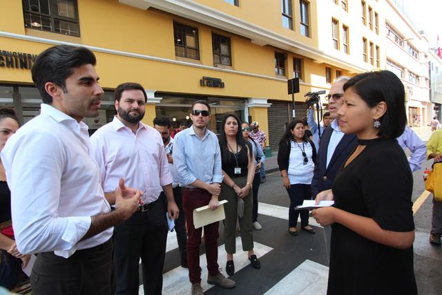 Congresistas de distintas bancadas recorrieron hoy las vías peatonalizadas del centro Histórico de Lima (Foto: Municipalidad de Lima)